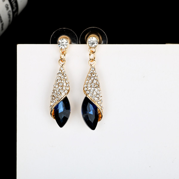 Нов модел дамски обеци в няколко цвята с камъни