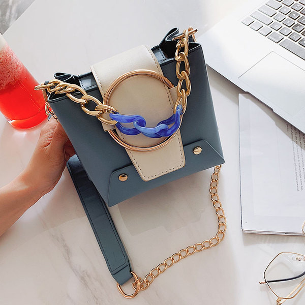 Стилна дамска чанта от еко кожа с метални елементи и дълга верижка