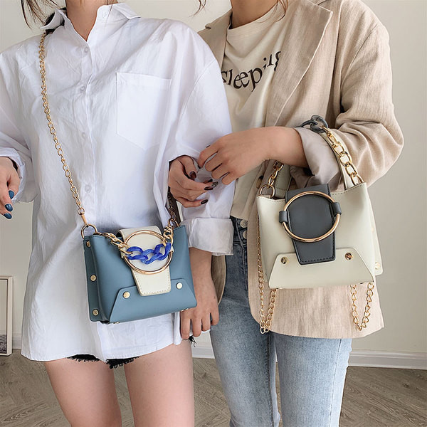 Стилна дамска чанта от еко кожа с метални елементи и дълга верижка