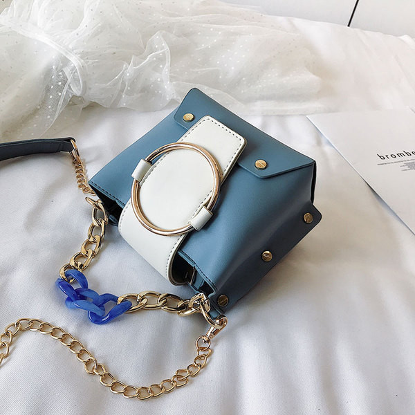 Стилна дамска чанта от еко кожа с метални елементи и дълга верижка