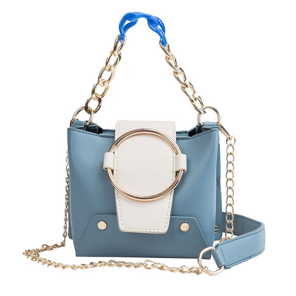 Стилна дамска чанта от еко кожа с метални елементи и дълга верижка