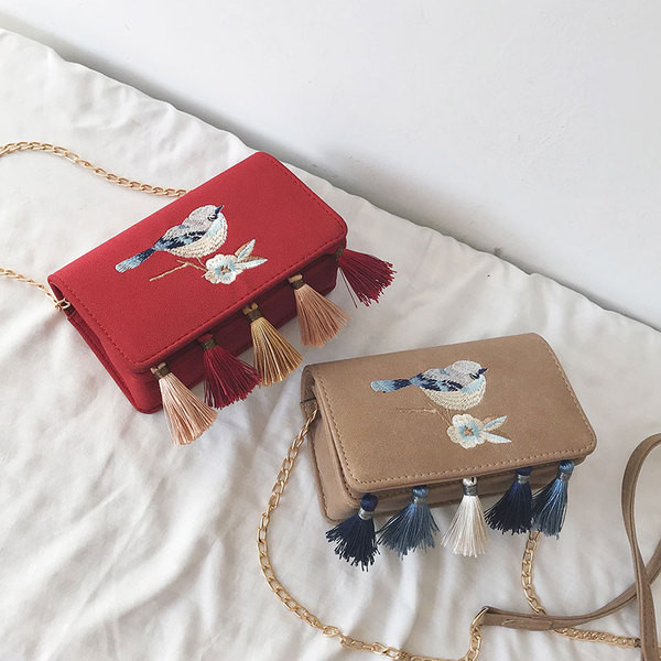 Модерна дамска чанта с бродерия и пискюли в пет цвята