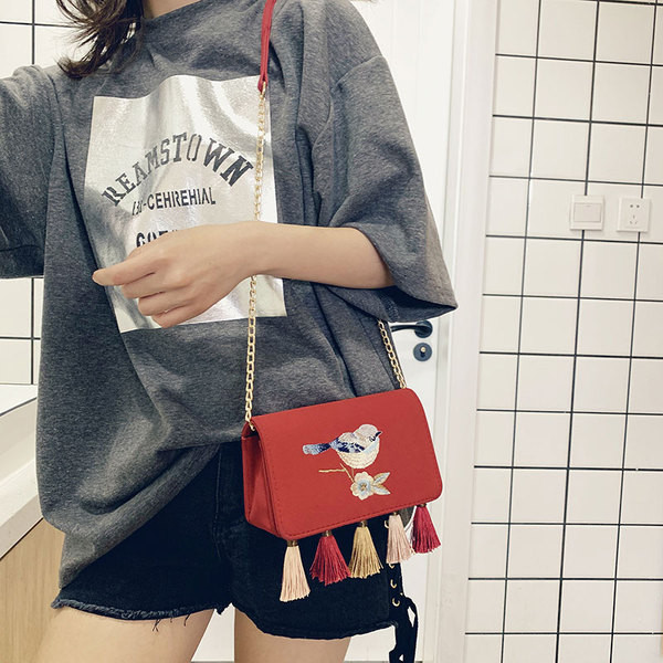 Модерна дамска чанта с бродерия и пискюли в пет цвята