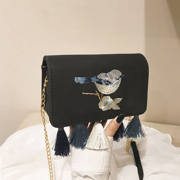 Модерна дамска чанта с бродерия и пискюли в пет цвята