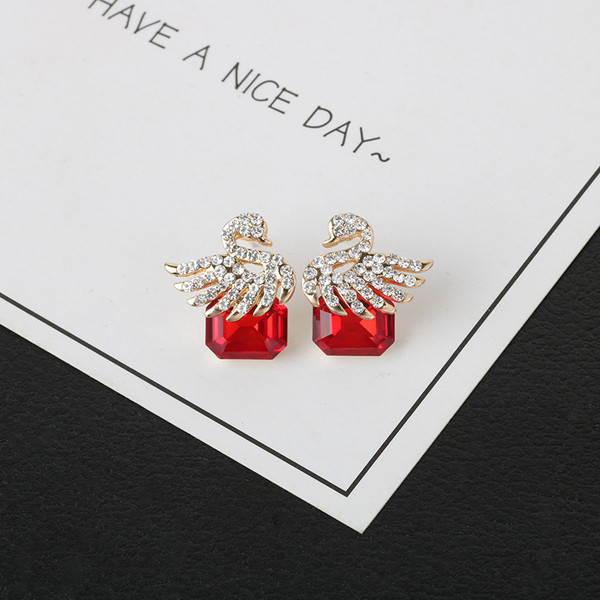 Нов модел дамски обеци във формата на лебед в няколко цвята