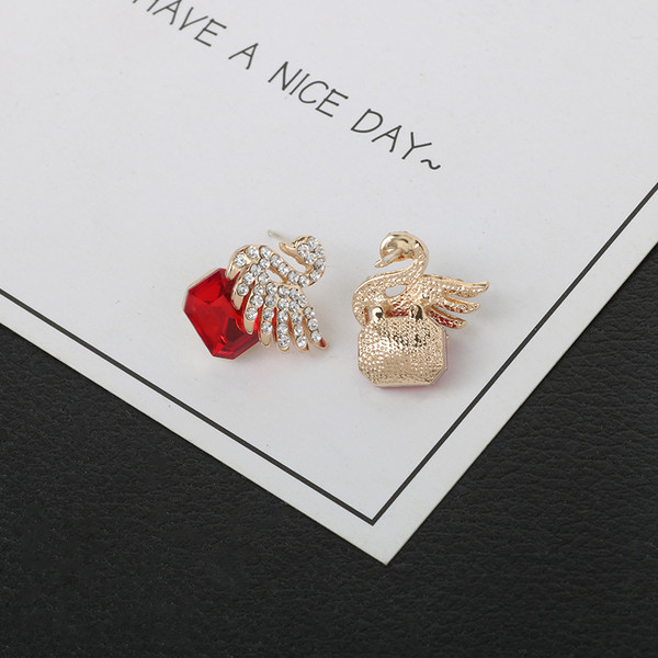 Нов модел дамски обеци във формата на лебед в няколко цвята