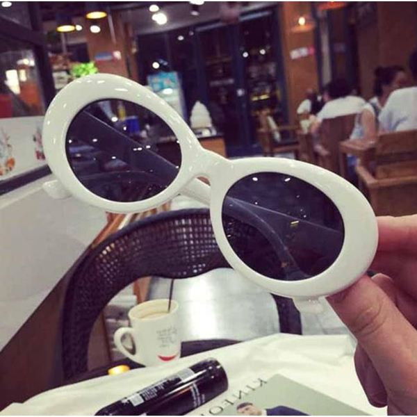 Дамски слънчеви очила в черен и бял цвят 