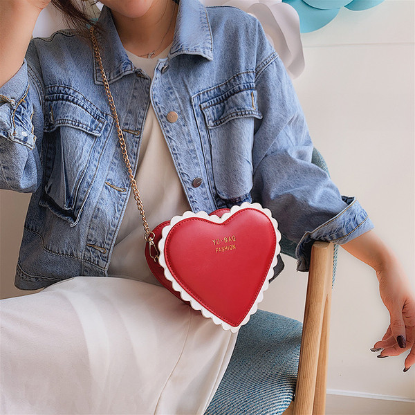 Модерна дамска чанта от еко кожа в три цвята във формата на сърце 