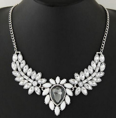 Colier de dama actual cu pietre in mai multe culori