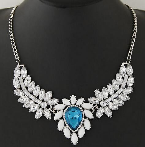 Colier de dama actual cu pietre in mai multe culori