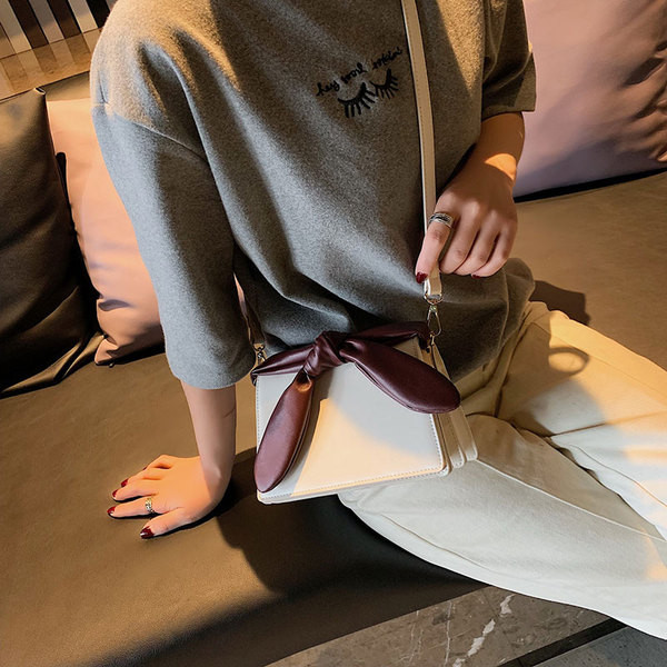 Стилна дамска чанта в три цвята от еко кожа с дълга дръжка