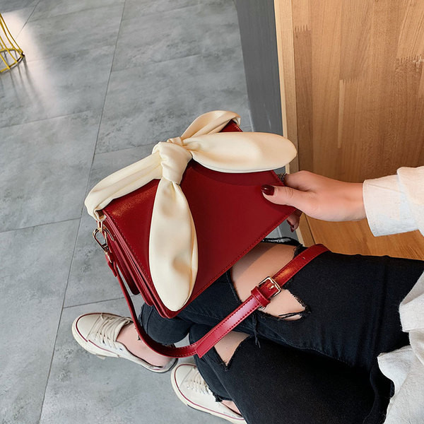 Стилна дамска чанта в три цвята от еко кожа с дълга дръжка