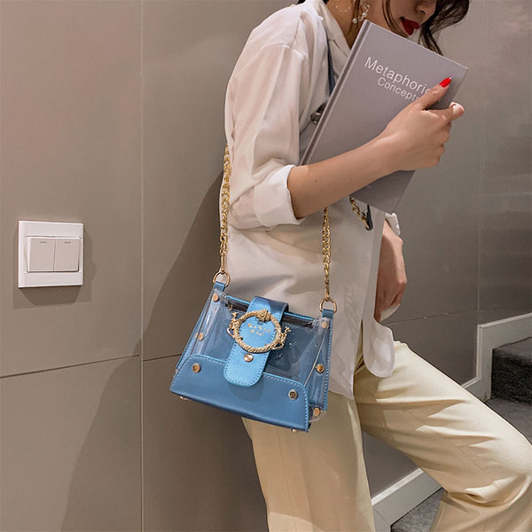 Стилна дамска чанта от еко кожа в четири цвята с метална катарама и дълга верижка