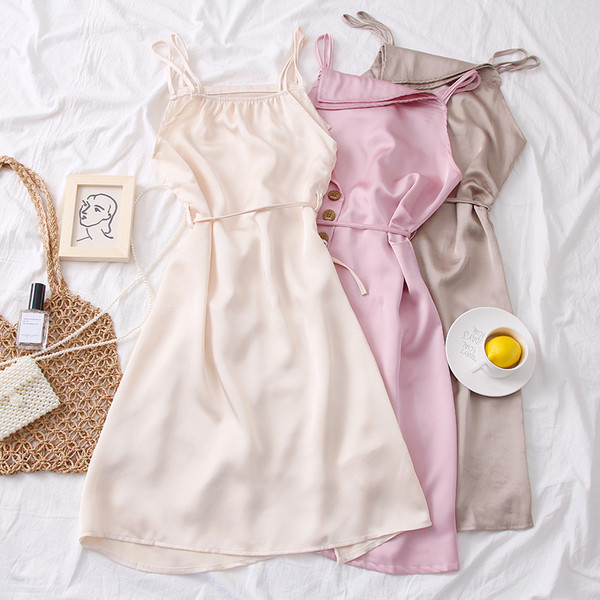 Нов модел дамска рокля в няколко цвята с копчета