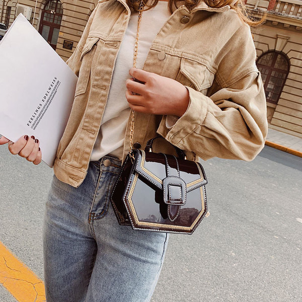 Geanta din piele lacuita in trei culori cu lant metalic