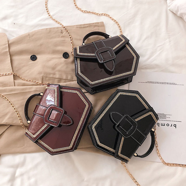 Geanta din piele lacuita in trei culori cu lant metalic