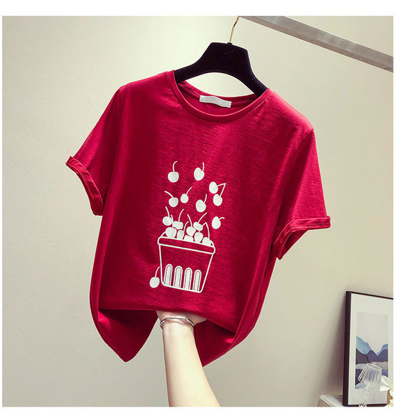 Tricou de damă modern în alb și roșu