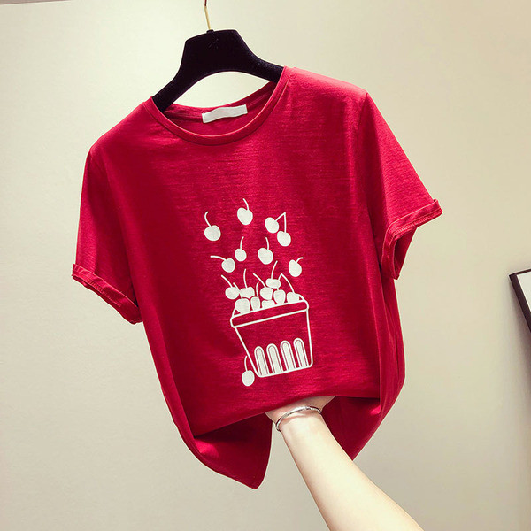 Tricou de damă modern în alb și roșu