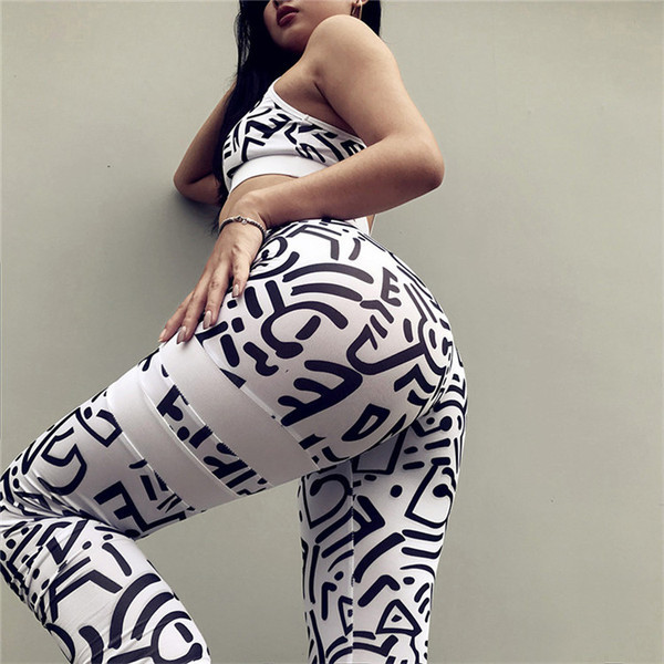 Echipa sportivă feminină în două părți alb-negru