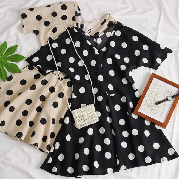 Rochie moderna de dama cu decolteu in V in doua culori de puncte