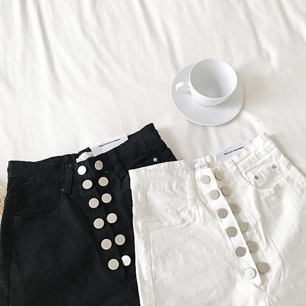 Модерни дамски къси панталони с висока талия и копчета в два цвята