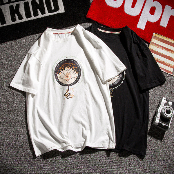 Ежедневна мъжка тениска в бял и черен цвят с апликация 