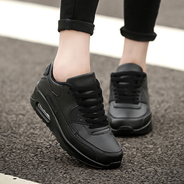 Ежедневни мъжки маратонки в бял и черен цвят 