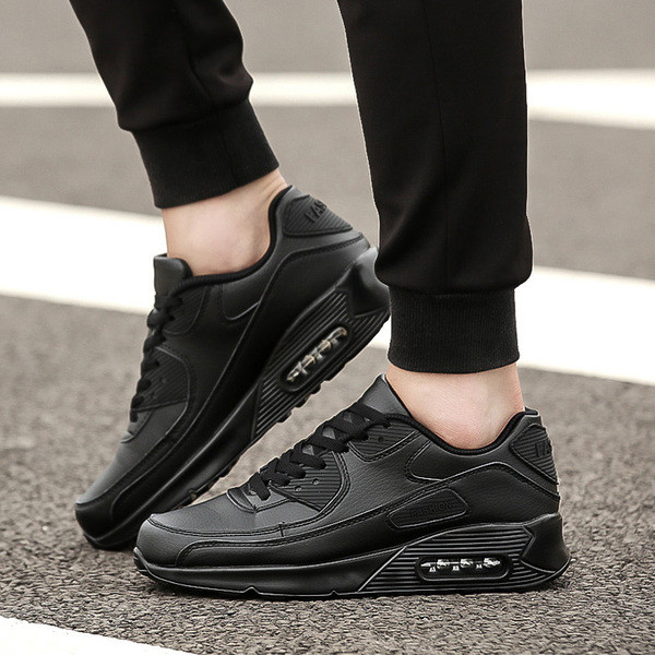 Ежедневни мъжки маратонки в бял и черен цвят 