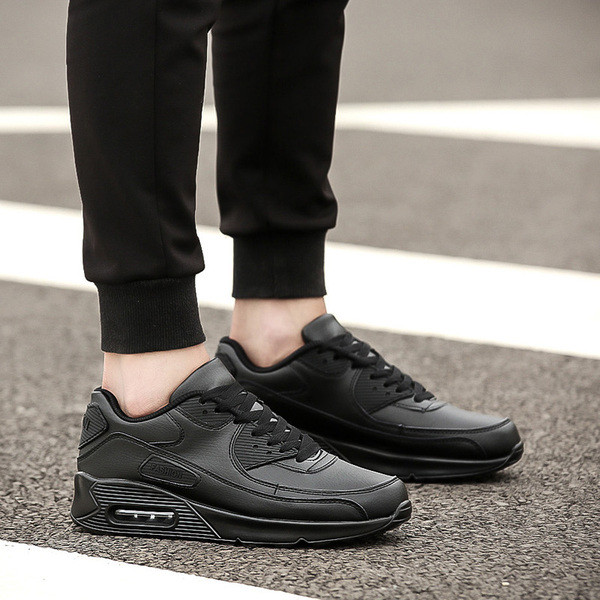 Ежедневни мъжки маратонки в бял и черен цвят 