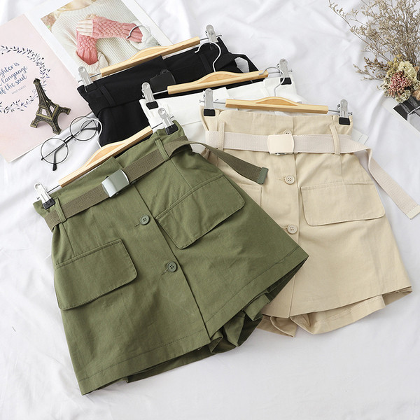 Модерни дамски къси панталони в четири цвята с копчета