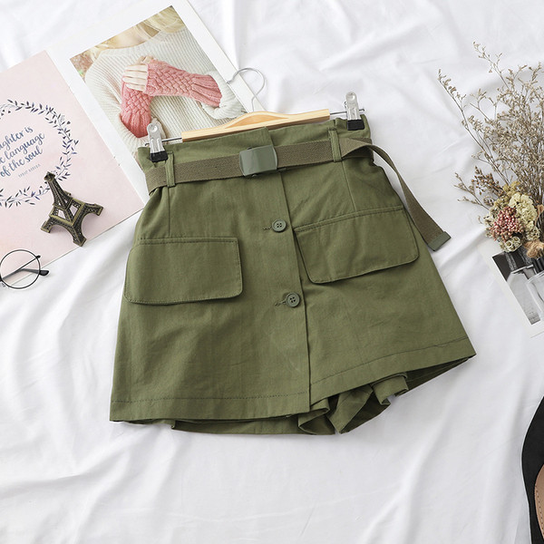 Модерни дамски къси панталони в четири цвята с копчета