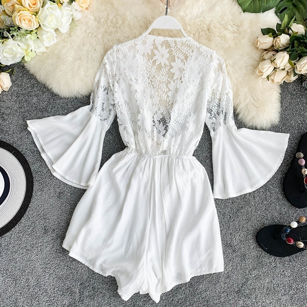 Salopetă elegantă de damă cu dantelă și mâneci lotus în alb și negru