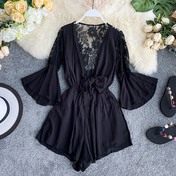 Salopetă elegantă de damă cu dantelă și mâneci lotus în alb și negru