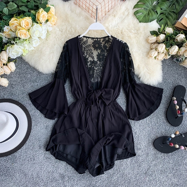 Salopetă elegantă de damă cu dantelă și mâneci lotus în alb și negru