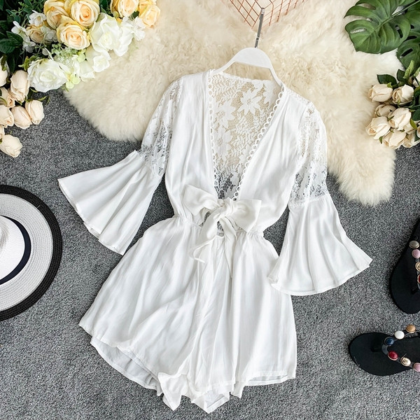 Salopetă elegantă de damă cu dantelă și mâneci lotus în alb și negru