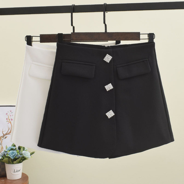 Fusta-pantaloni moderni de dama in alb si negru cu nasturi