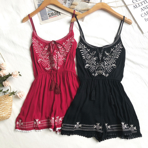 Salopeta de dama moderna cu bretele subtiri si broderie