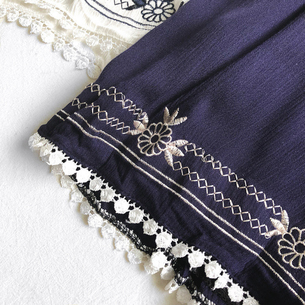 Salopeta de dama moderna cu bretele subtiri si broderie