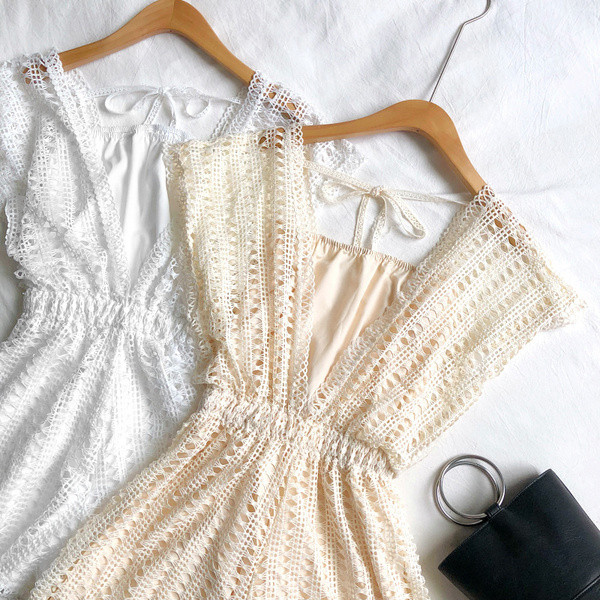 Salopetă de damă modernă în alb și negru, cu decolteu în V