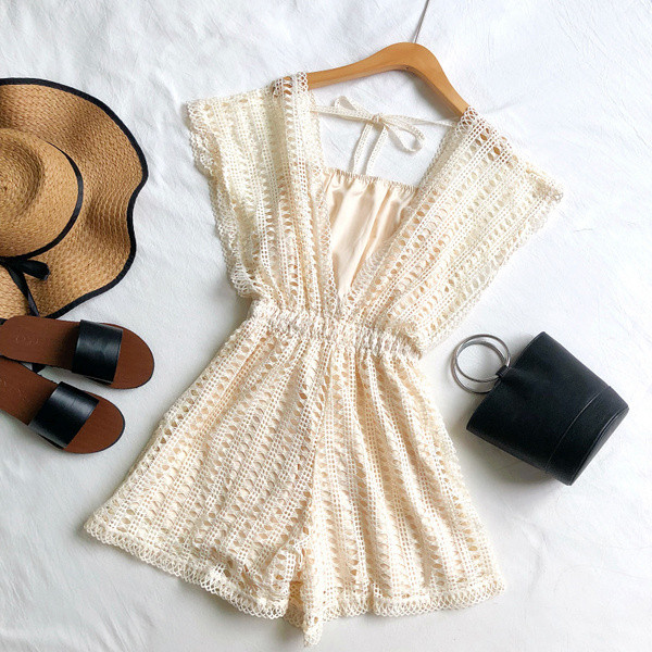 Salopetă de damă modernă în alb și negru, cu decolteu în V