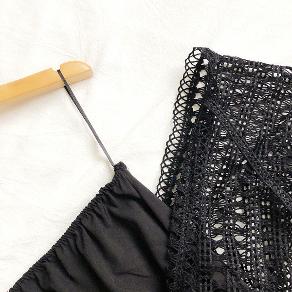 Salopetă de damă modernă în alb și negru, cu decolteu în V