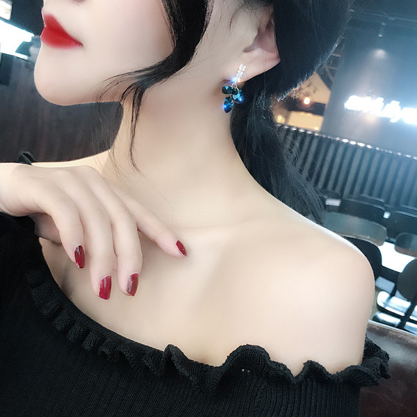 Cercei de dama actuali cu pietre colorate