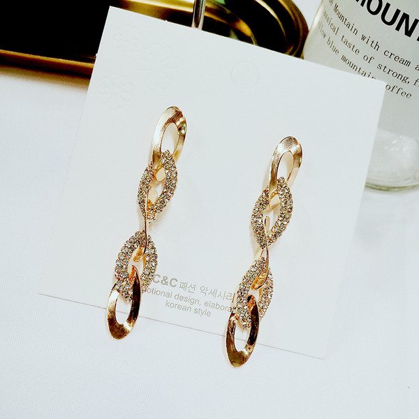 Cercei eleganti de dama in culoarea aurie cu pietre