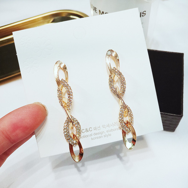 Cercei eleganti de dama in culoarea aurie cu pietre