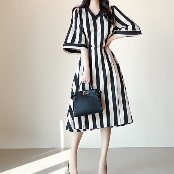 Γυναικείο κομψό ριγέ φόρεμα με ντεκολτέ σε σχήμα V