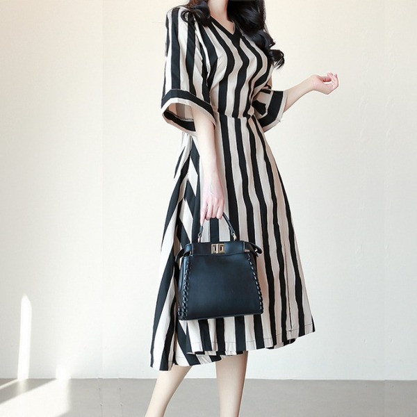 Γυναικείο κομψό ριγέ φόρεμα με ντεκολτέ σε σχήμα V