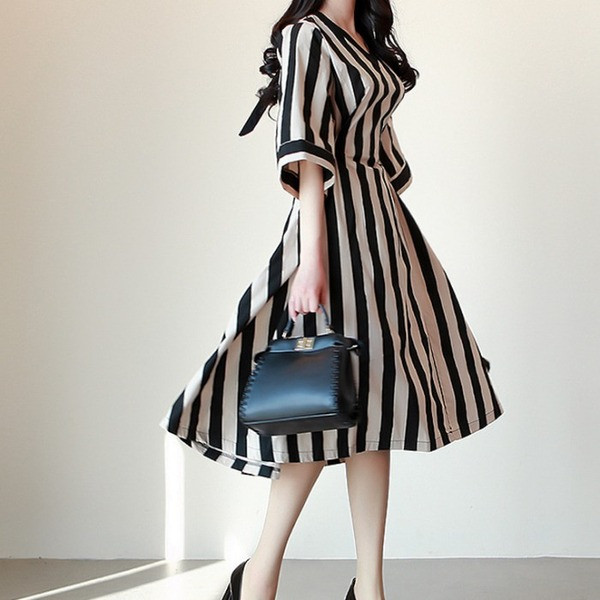 Γυναικείο κομψό ριγέ φόρεμα με ντεκολτέ σε σχήμα V