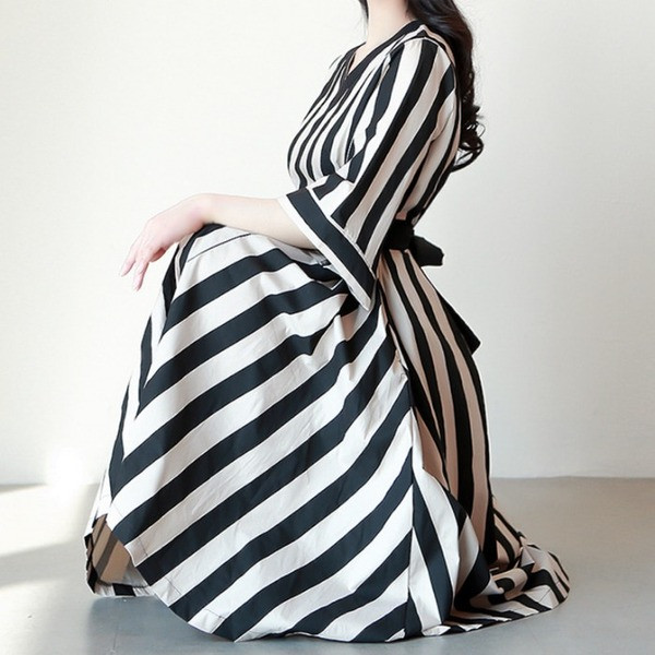 Γυναικείο κομψό ριγέ φόρεμα με ντεκολτέ σε σχήμα V