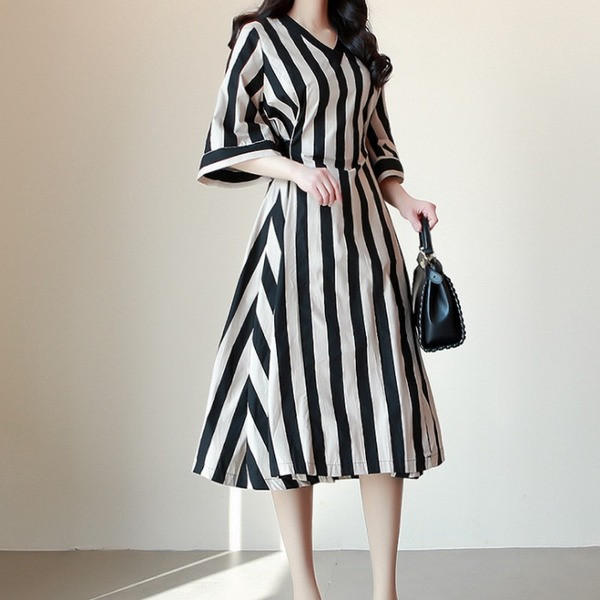 Γυναικείο κομψό ριγέ φόρεμα με ντεκολτέ σε σχήμα V
