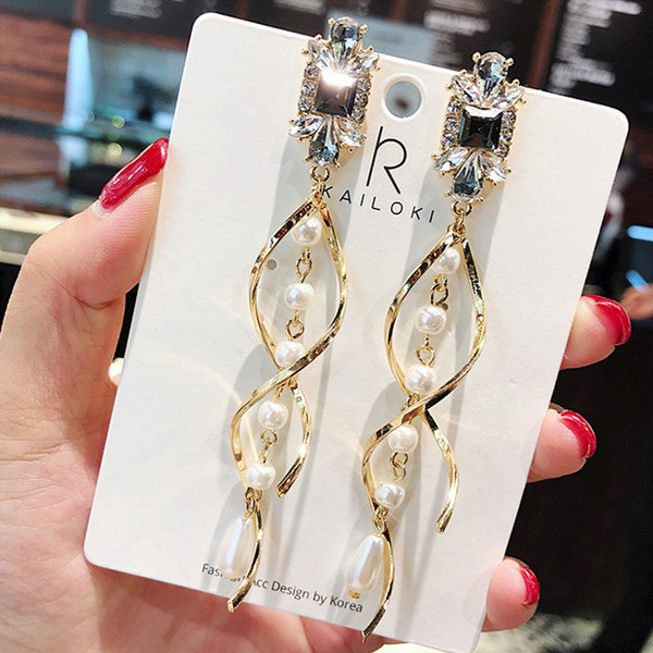 Cercei lungi de dama de culoare aurie cu perle decorative